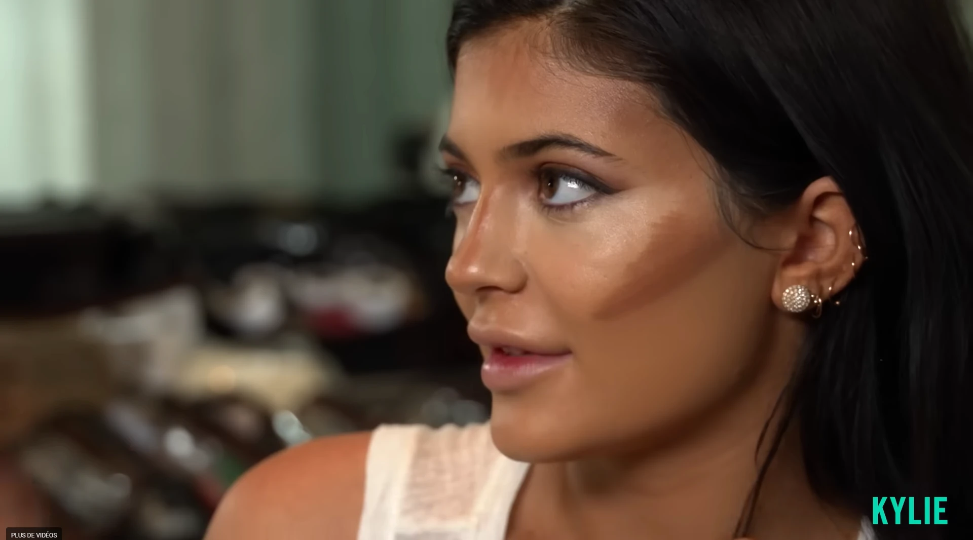 Contouring marqué de Kylie Jenner en 2016 avec arête du nez illuminée et pommettes fortement sculptées