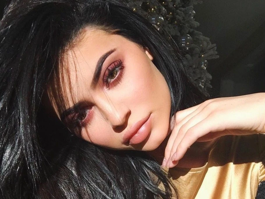 Maquillage emblématique King Kylie en 2016 avec contrastes marqués et peau fortement sculptée
