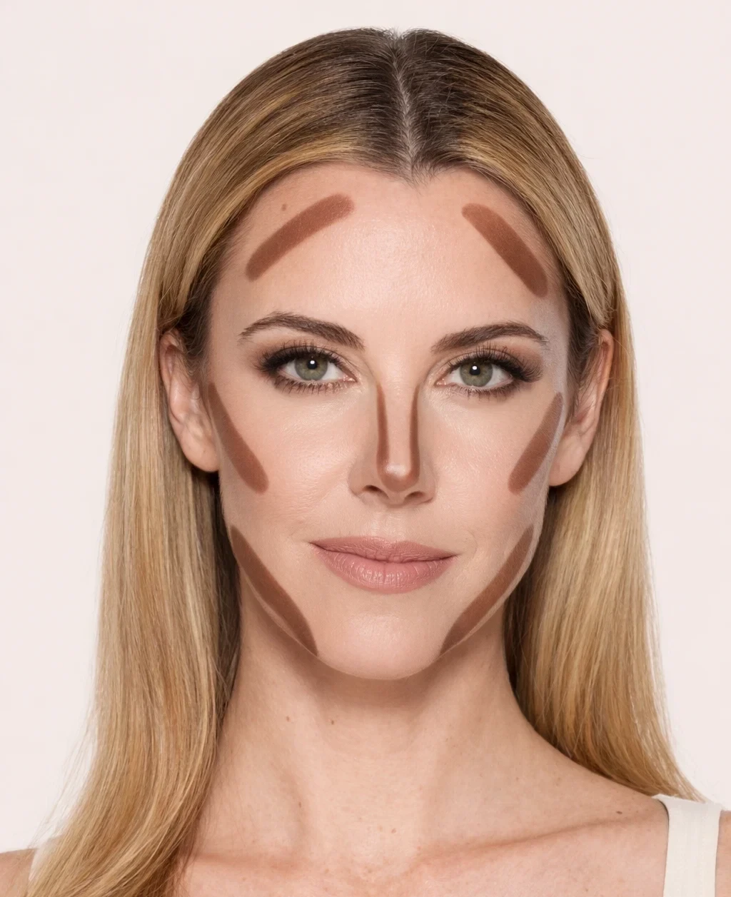Contour et contouring du visage sur femme, avec traits de maquillage pour sculpter les pommettes, le front, le nez et la mâchoire