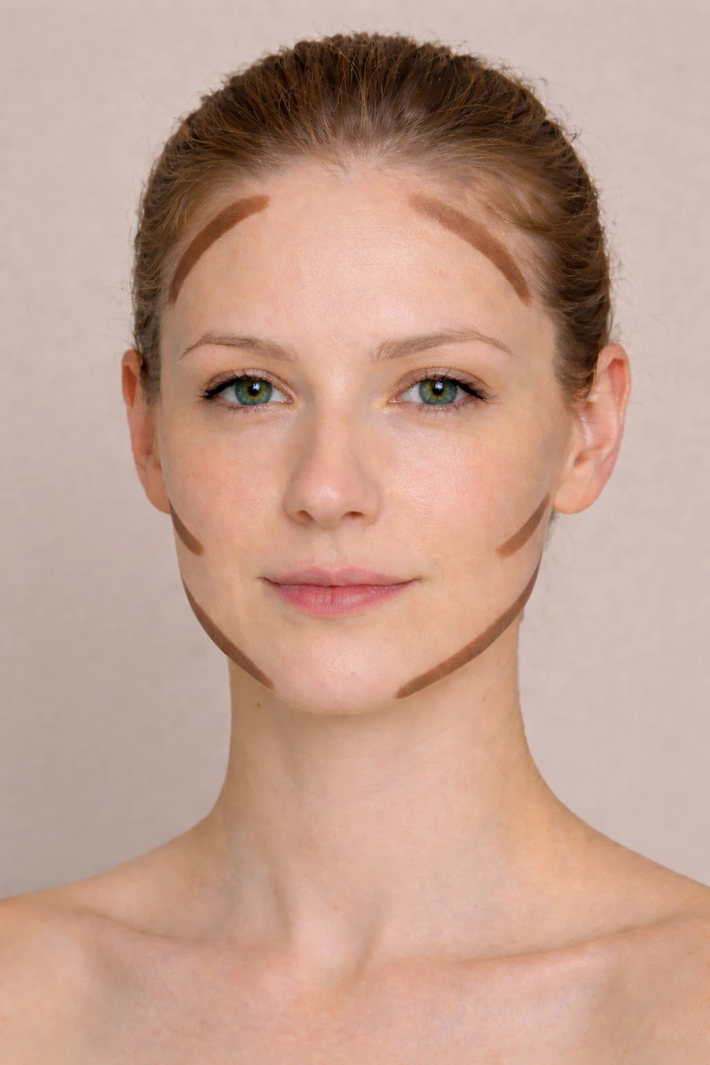 Application du contouring sur peau claire pour créer les zones d’ombre naturelles du visage