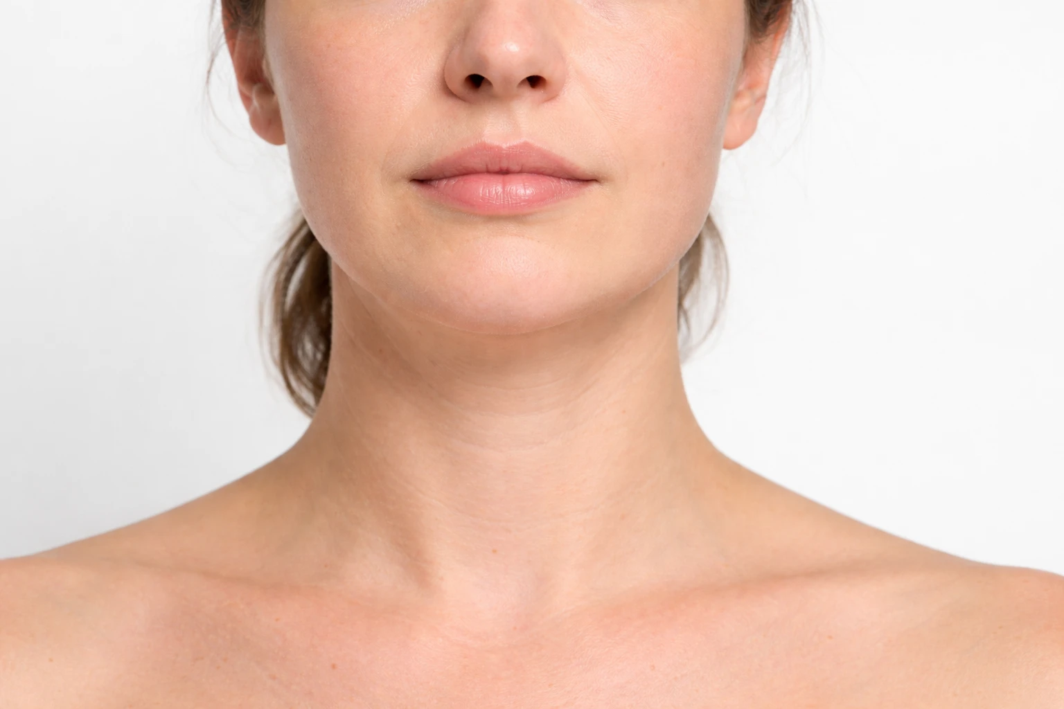 Avant maquillage, léger double menton visible sous la mâchoire