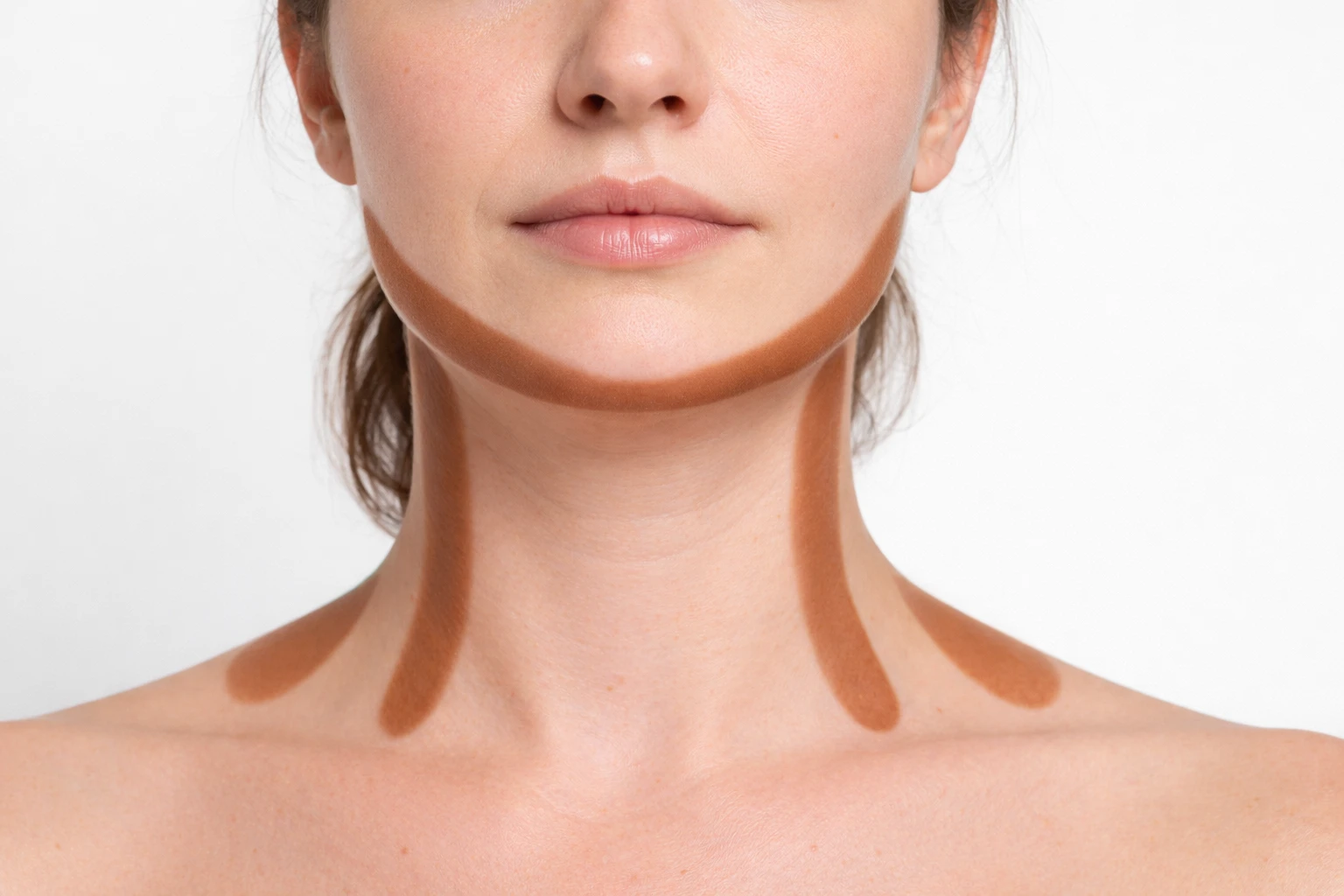 Application d’un contour foncé sous le menton pour réduire visuellement le double menton